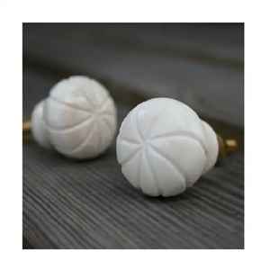 Poignées de porte de placard de cuisine modernes en résine faites à la main de qualité supérieure, durables et écologiques, Lodi - Product Image 3