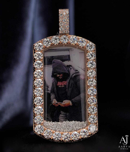 Pendentif personnalisé hip-hop en argent 925 plaqué or avec moissanite sertie clos et nom gravé, idéal pour les bijoux de fête - Product Image 2