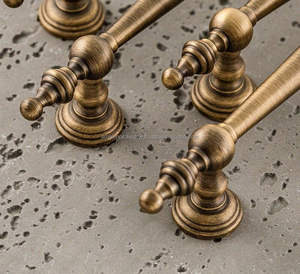 Tirador de metal personalizado ideal para proyectos de ferretería de muebles de cocina, cajones y armarios a medida - Product Image 1