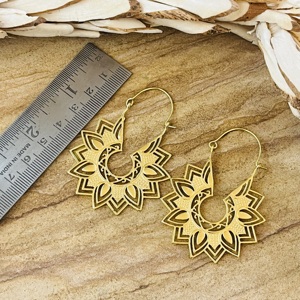 ต่างหูห่วงลายดอกบัวสไตล์โบฮีเมียน เครื่องประดับทองเหลืองชุบทอง 18K ลายแมนดาลา ต่างหูทรงเรขาคณิต ขายส่งสำหรับผู้หญิง - Product Image 3