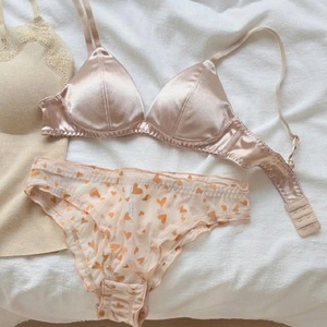 Sous-vêtements sexy pour femmes, soutien-gorge et culotte à col en V profond et motif floral, en provenance du Vietnam - Product Image 4