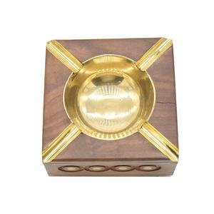 Cenicero cuadrado de madera al por mayor, cenicero de lujo de madera de Sheesham para cigarros con inserto de latón dorado y diseño de incrustaciones. - Product Image 2