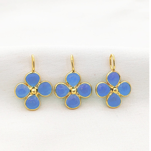 Pendentif en calcédoine bleue en forme de trèfle, 5 mm, lisse, fait main, avec boucle 7x5 mm, plaqué or, breloque en calcédoine - Product Image 1