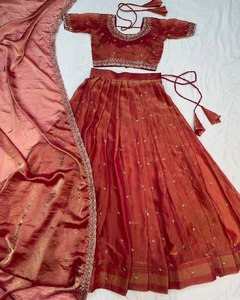 Blusa Lahaenga Premium VISHNU K DESIGNS India con Dupatta de Seda, Lentejuelas, Bordado, Tejido de Punto, Manga 3/4, Completamente Cosida, Estilo Vintage - Product Image 6