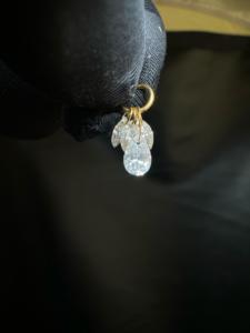 Pendientes de Oro de 14K de Primera Calidad con Diamante CVD en Forma de Pera y Elegante Diseño de Pluma - Product Image 2