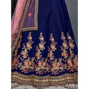 Lehenga Choli de mariée en taffetas de soie bleu marine brodé avec dupatta - Product Image 2