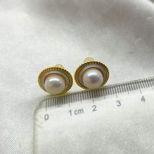 ต่างหูมุกน้ำจืด 8-9 มม. ดีไซน์หรูหรา สง่างาม รูปทรงแผ่นเปลือกหอย คุณภาพดี โค้งมน - Product Image 3