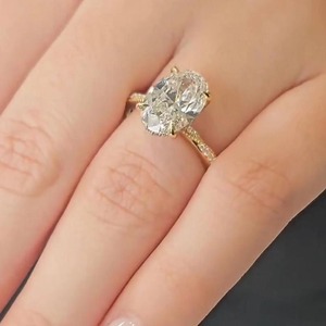 Anillo de Diamante Cultivado en Laboratorio con Corte Ovalado y Halo Oculto en Oro Amarillo de 14K, con Certificado IGI y Claridad VVS, Diseño Moderno para Mujer - Product Image 3