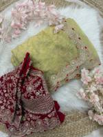 Sari en soie de créateur avec broderie au fil, travail de sequins et perles, accompagné d'un chemisier entièrement cousu avec un travail de broderie lourd.