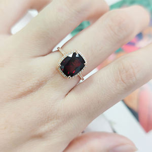 Bague unisexe en or massif 18 carats plaqué rhodium avec grenat taille cœur, sertie à griffes, certifiée IGI, design géométrique, pierre précieuse romantique - Product Image 1