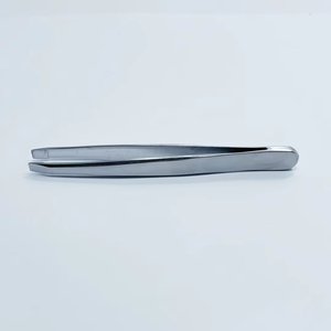 Pinzas Profesionales para Cejas de Acero Inoxidable de Alta Calidad con Punta Inclinada, Diferentes Diseños, Acabado Mate, con Color y Logotipo Personalizados - Product Image 1