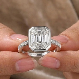 Anillo de compromiso y boda único de oro blanco macizo de 18K con diamantes talla pastel y esmeraldas en engaste de bisel y banda pavé, proveedor de Hong Kong - Product Image 2
