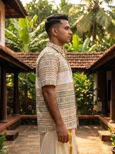 เสื้อเชิ้ตแขนสั้นผ้าฝ้ายสีเบจสำหรับผู้ชาย งานแฮนด์เมด ลายพิมพ์บล็อกเรขาคณิตแบบดั้งเดิม สวมใส่สบายๆ ในฤดูร้อน - Product Image 3