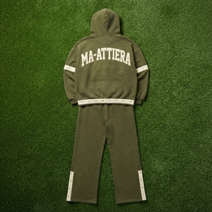 Conjunto de Sudadera con Cremallera y Pantalones Anchos Color Verde Oliva para Hombre, con Detalle de Banda en Contraste y Tachuelas, Estilo Urbano, Personalizable OEM ODM - Product Image 5