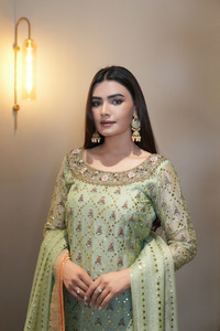 Robe de soirée élégante noire en mousseline de soie/coton à col en V, manches longues, longueur ras du sol, broderie artisanale, infroissable, écologique - Product Image 3