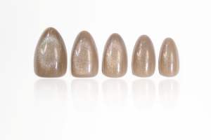 Uñas Postizas Personalizadas de ABS con Brillo Plateado, Venta al por Mayor, Fabricante OEM ODM, Forma de Almendra con Brillo Champán, Estampado Dorado, Longitud Media - Product Image 5