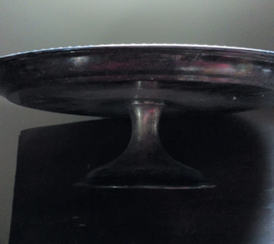 Support à gâteau rond en métal avec finition argentée et base évasée pour une présentation élégante, support sur pied solide, finition argentée brillante. - Product Image 2