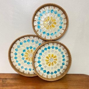 Plateau de service rond en rotin tressé de qualité supérieure avec motif floral en MOP, diamètre 12 pouces, pour usage résidentiel, au meilleur prix - Product Image 3