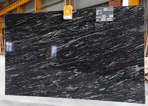 Granite noir titane – Pierre de granit noir naturel poli de qualité supérieure pour comptoirs de cuisine, revêtements de sol et revêtements muraux - Product Image 3