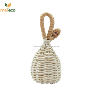 Hochet en rotin naturel fait à la main en forme de poire avec un design unique Jouet musical en osier tissé pour enfants - Product Image 2