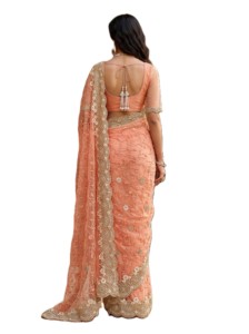 Sari élégant en corail de créateur avec broderies et perles, idéal pour les mariages – Tenue ethnique indienne pour femme - Product Image 4