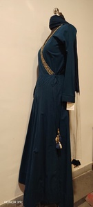 Elegante Vestido Maxi Azul Marino con Bordado Dorado, Cuello en V, Manga Larga, Corte en A, Estilo Casual - Product Image 4
