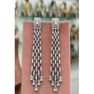 Boucles d'oreilles glamour en argent plaqué de qualité supérieure avec zircon CZ pour femmes et filles, idéales pour les soirées et les tenues de fête, à la mode - Product Image 1