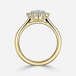 Anillo de compromiso de oro amarillo con halo floral y diamante de laboratorio de corte cojín de 2 quilates - Product Image 2