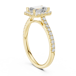 Anillo de compromiso chapado en oro amarillo con diamante de corte esmeralda cultivado en laboratorio, halo oculto y banda pavé, piedra central ovalada. - Product Image 3