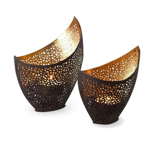 Portavelas contemporáneos de metal con proporciones equilibradas, luz de vela suave y refinamiento decorativo. - Product Image 6