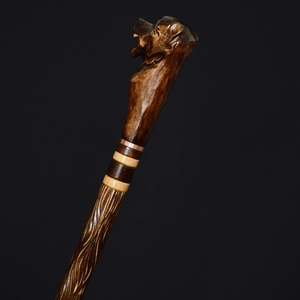 Bâton en bois rustique éco-responsable fait main avec motif d'ours sculpté à la main - Accessoire de décoration intérieure - Product Image 2