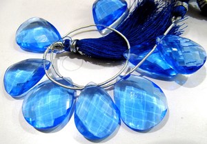 Perles en vrac de topaze bleue de Londres, forme poire facettée, hydro quartz - Product Image 3