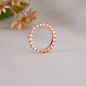 Elegante anillo de banda fina con diamantes de talla redonda en oro rosa para mujer, regalo de lujo para boda, compromiso o aniversario, joyería fina. - Product Image 3