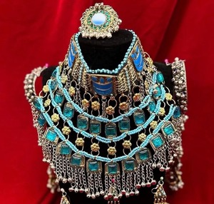 สร้อยคอแบบโชคเกอร์สไตล์ชนเผ่าอัฟกันโบราณ ประดับด้วยหินแก้วหลากสีและงานโลหะประณีต พร้อมจี้กระดิ่งขนาดเล็ก - Product Image 6