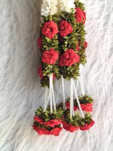 Guirlandes de fleurs artificielles faites à la main, blanches Mogra et roses, avec des suspensions de perles, pour la décoration de la maison, les mariages et les festivals. - Product Image 1