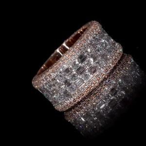 Anillo de eternidad con diamantes de moissanita VVS chapados en rodio, plata 925, corte baguette, engaste en canal, para uso en bodas. - Product Image 1