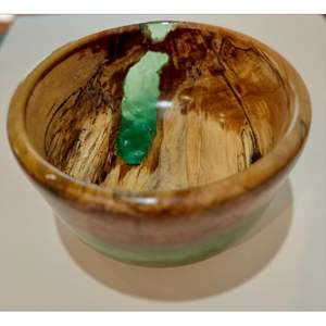 Bol en bois et résine fait à la main par un designer pour servir de la nourriture et des collations - Product Image 5