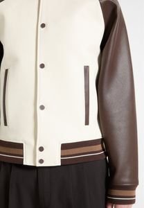 Veste universitaire pour homme, manches en cuir PU, corps crème, bordure marron, style décontracté pour l'automne, col rabattu, fermeture à boutons - Product Image 5