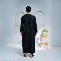 Thobe noir uni pour homme, longueur cheville, manches longues, col rond, vêtement islamique modeste, style arabe.