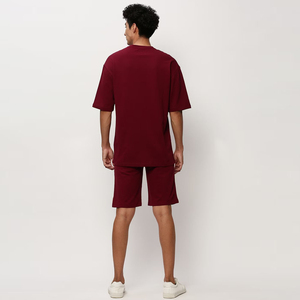 เสื้อยืดคอกลมสีแดงเลือดหมูสำหรับผู้ชาย พร้อมกางเกงขาสั้น ชุดลำลองสำหรับฤดูร้อน ผ้าถัก ระบายอากาศได้ดี - Product Image 2
