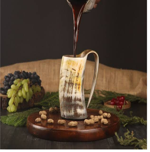 Vaso de cuerno negro pulido con grabado de brújula Vegvisir y motivo de dragón, disponible a precios de mayorista. - Product Image 2