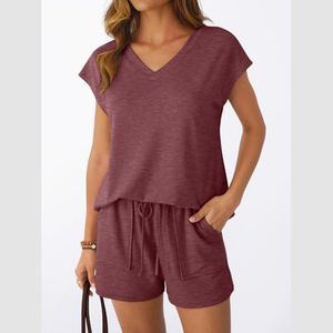 เสื้อคอวีทรงสวยเก๋ สีสันสดใส ดีไซน์ขอบเอวเก๋ๆ ชุดเซ็ตฤดูร้อนสำหรับผู้หญิง ชุดสองชิ้น กางเกงขาสั้น ชุดเซ็ตผู้หญิง - Product Image 1