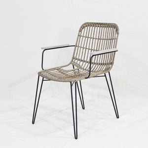 Fauteuil de patio confortable en rotin tressé avec pieds en forme d'épingle et accoudoirs en bois - Product Image 5