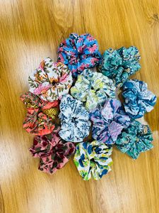 Vente en gros de chouchous en tissu faits main en coton extensible, accessoires capillaires doux à motifs floraux, attaches-queue de cheval et élastiques à cheveux pour femme - Product Image 5