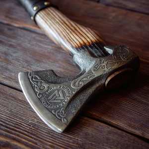 Hache viking avec manche en bois de frêne, lame en acier carbone faite à la main, pour le camping en plein air, la chasse, haches nordiques, avec revêtement en cuir noir - Product Image 3