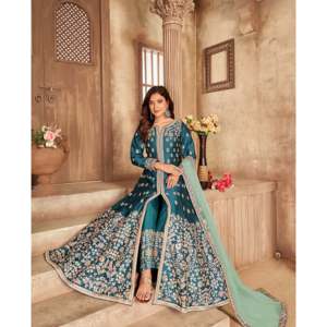 Robe de soirée artisanale de créateur avec un bas en satin imprimé floral et des détails en miroir véritable, accompagnée d'un dupatta, idéale pour les occasions spéciales. - Product Image 1