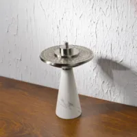 Brûleur d'encens en verre vert de luxe écologique personnalisé avec couvercle métallique brossé à motif grec et base conique pour charbon, oud et bakhoor aromatique