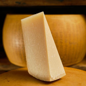 Fromage Parmesan Frais de Qualité Supérieure AA, Stérilisé et Emballé pour le Commerce de Gros - Product Image 1