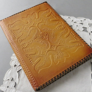 Diario de Cuero Grabado Vintage, Cuaderno con Diseño de los Años 70 Sin Usar, Diario de Tapa Dura Marrón Antiguo, Libro de Escritura de Cuero Retro - Product Image 2