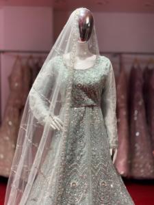 Lehenga élégant avec des morceaux fantaisie et des pierres Jarkan sur un tissu en filet dans des tons clairs avec un aspect lourd - Product Image 3